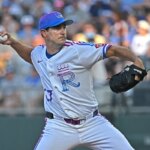 17. júla 2026; Kansas City, Missouri, USA; Začínajúci nadhadzovač Kansas City Royals Seth Lugo (67) hádže v prvej smene proti San Diego Padres na Kauffman Stadium. Povinný kredit: Peter Aiken-Imagn Images