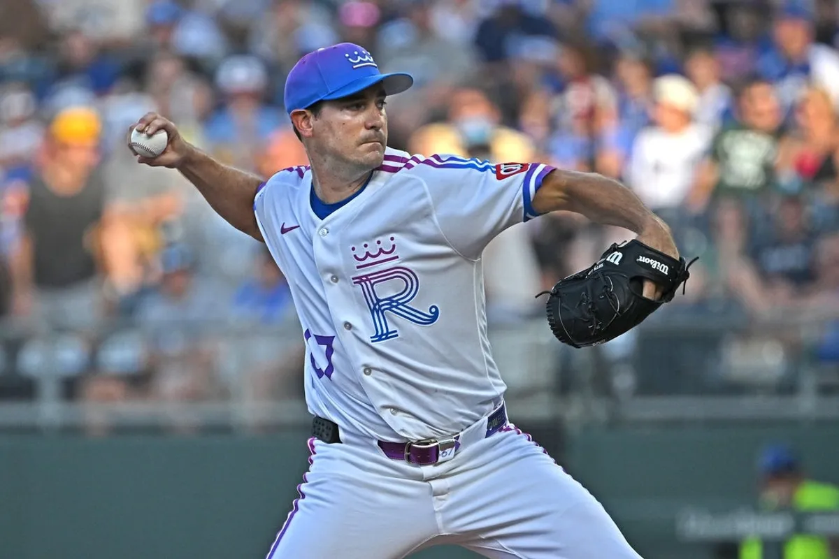 17. júla 2026; Kansas City, Missouri, USA; Začínajúci nadhadzovač Kansas City Royals Seth Lugo (67) hádže v prvej smene proti San Diego Padres na Kauffman Stadium. Povinný kredit: Peter Aiken-Imagn Images
