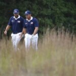 27. septembra 2025; Bethpage, New York, USA; Golfista tímu USA Scottie Scheffler a golfista Bryson DeChambeau na 11. jamke v predposledný súťažný deň o Ryder Cup na ihrisku Bethpage Black. Povinný kredit: Peter Casey-Imagn Images