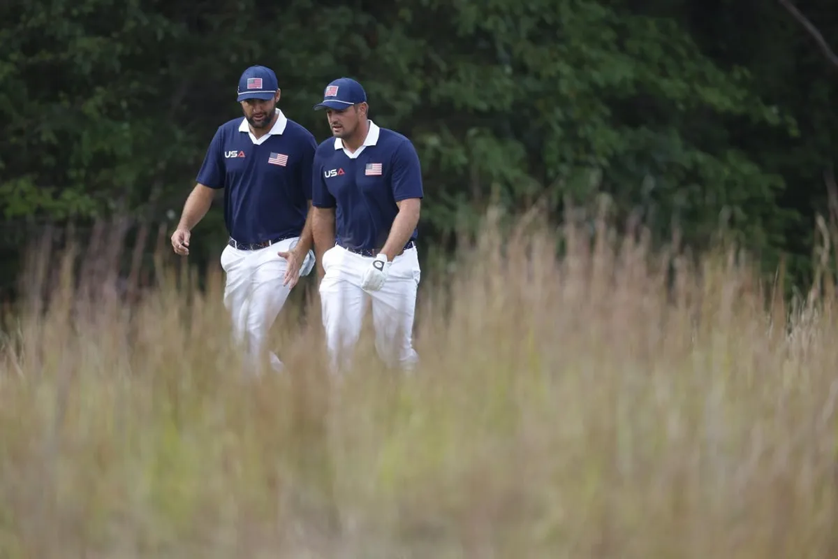 27. septembra 2025; Bethpage, New York, USA; Golfista tímu USA Scottie Scheffler a golfista Bryson DeChambeau na 11. jamke v predposledný súťažný deň o Ryder Cup na ihrisku Bethpage Black. Povinný kredit: Peter Casey-Imagn Images