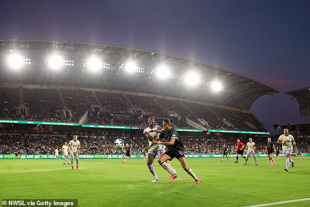 Ohňostroj zo 4. júla po víťazstve Angel City FC nad Orlando Pride v Los Angeles v piatok večer sa nebezpečne pokazil