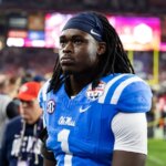 8. januára 2026; Glendale, AZ, USA; Linebacker Mississippi Rebels Princewill Umanmielen (1) proti Miami Hurricanes počas 2026 Fiesta Bowl a semifinálového zápasu College Football Playoff na State Farm Stadium. Povinný kredit: Mark J. Rebilas-Imagn Images
