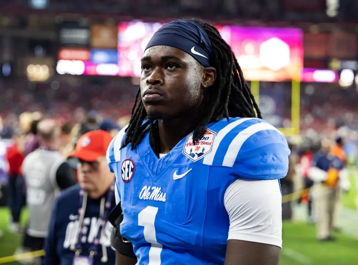 8. januára 2026; Glendale, AZ, USA; Linebacker Mississippi Rebels Princewill Umanmielen (1) proti Miami Hurricanes počas 2026 Fiesta Bowl a semifinálového zápasu College Football Playoff na State Farm Stadium. Povinný kredit: Mark J. Rebilas-Imagn Images