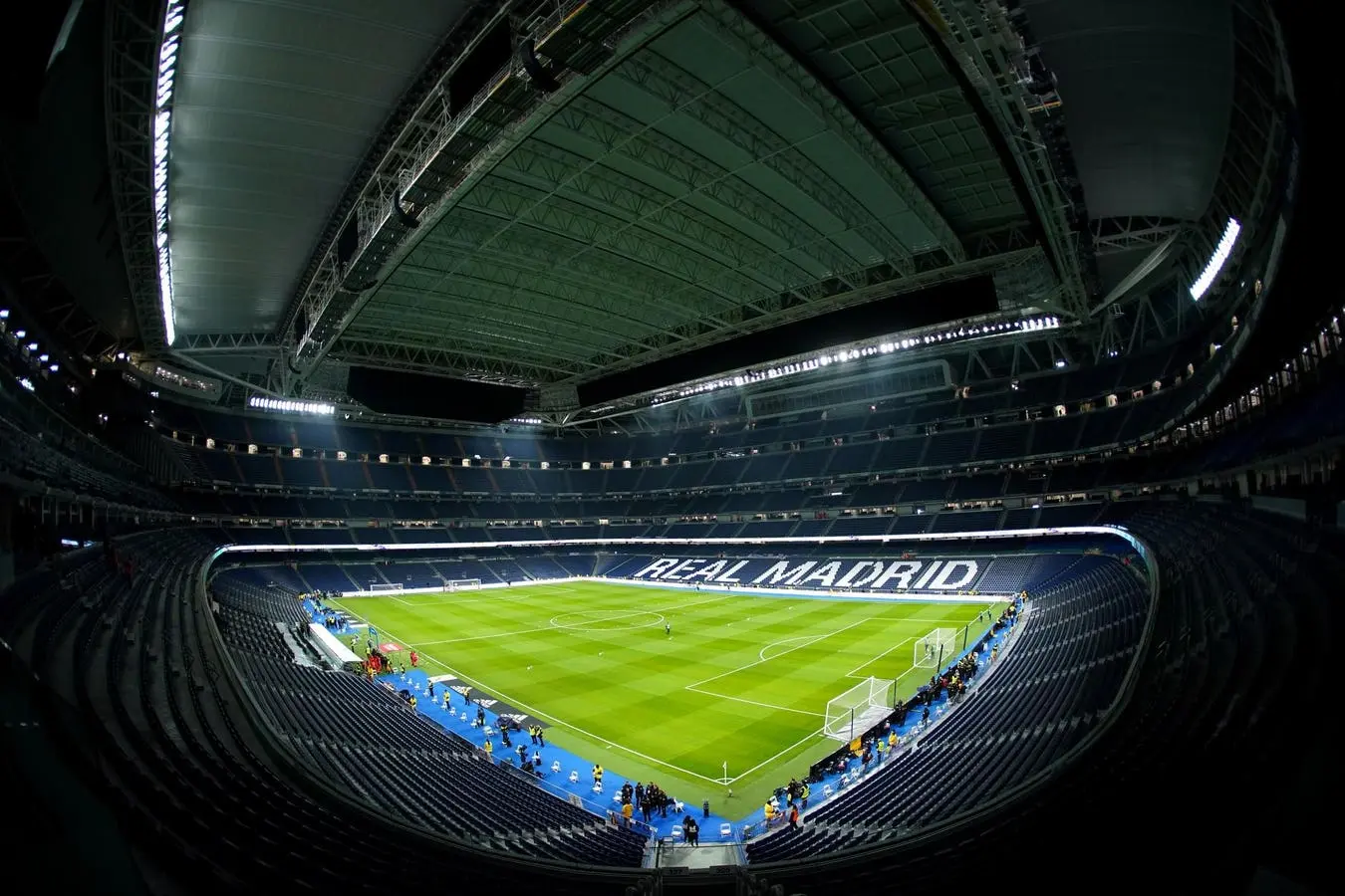 Vnútorný pohľad na štadión Santiaga Bernabeua s nápadne zobrazeným nápisom „REAL MADRID“.