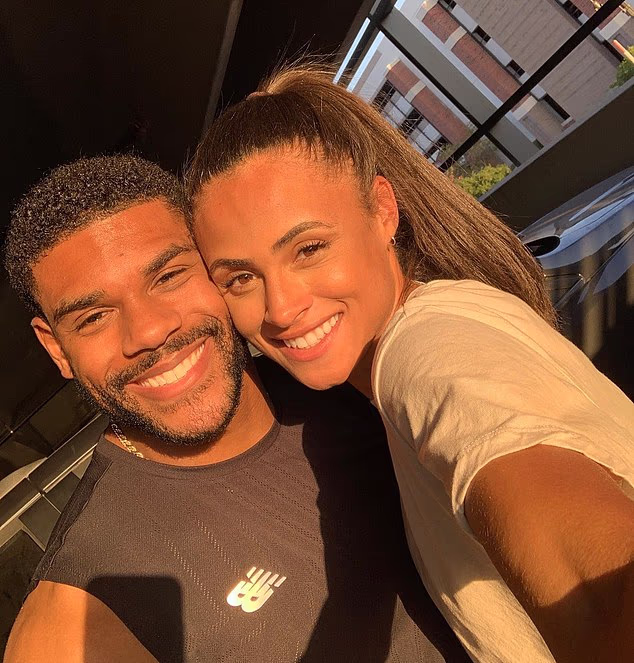 Prekážkarka tímu USA Sydney McLaughlin-Levrone a jej manžel Andre sa stali rodičmi