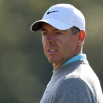 Rory McIlroy sa počas tréningového kola pozerá cez deviaty green.