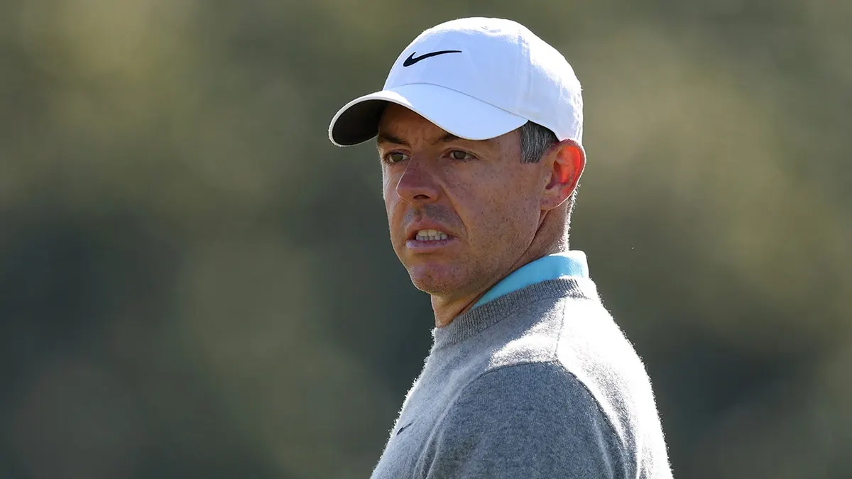 Rory McIlroy sa počas tréningového kola pozerá cez deviaty green.