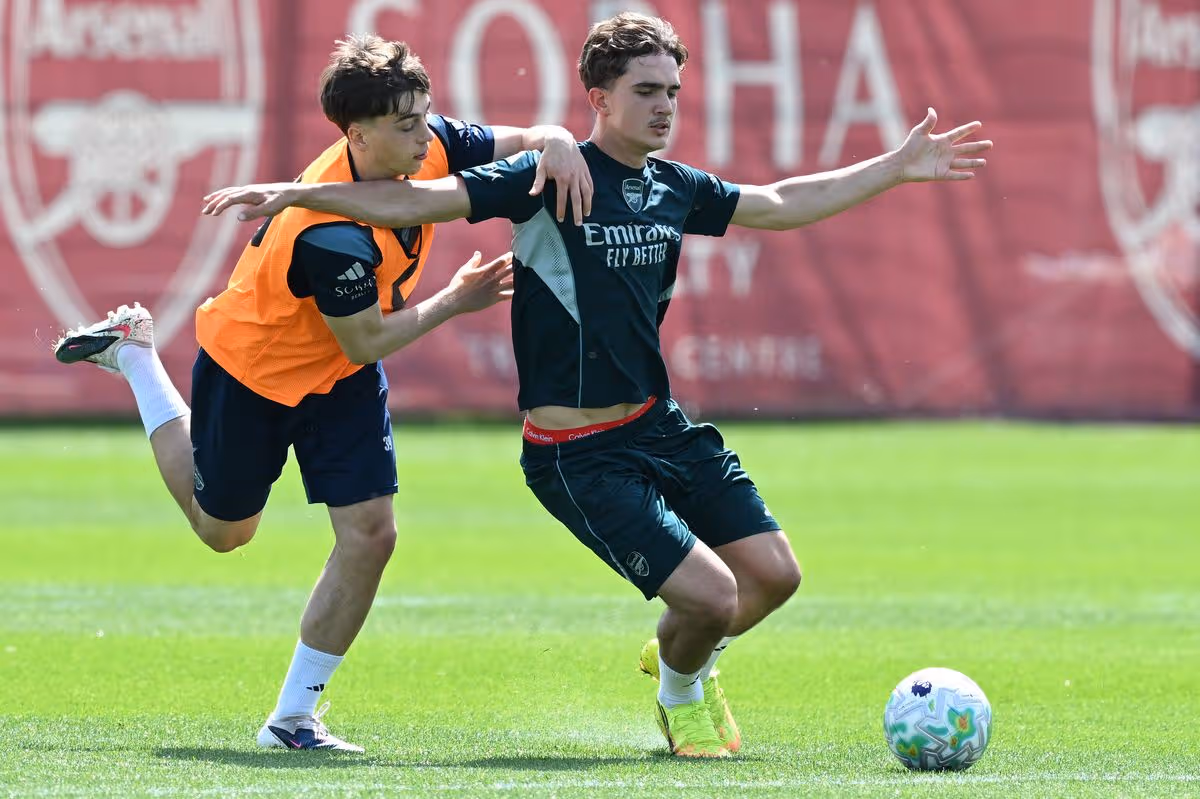 Max Dowman a Harrison Dudziak z Arsenalu počas tréningu Arsenalu v Sobha Realty Training Center