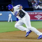 Tretí baseman Max Muncy nemôže dostať svoju rukavicu na line-drive double od Kylea Karrosa vo štvrtej smene.