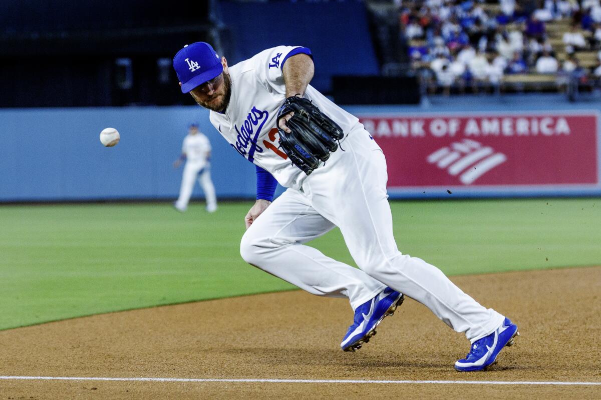 Tretí baseman Max Muncy nemôže dostať svoju rukavicu na line-drive double od Kylea Karrosa vo štvrtej smene.