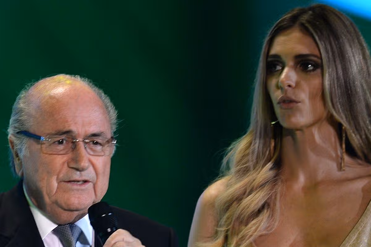 Prezident FIFA Joseph Blatter (vľavo) hovorí vedľa moderátorky Fernandy Lima počas záverečného žrebovania skupín na majstrovstvá sveta vo futbale v Brazílii 2014 v Costa do Sauipe, štát Bahia, Brazília, 6. decembra 2013.