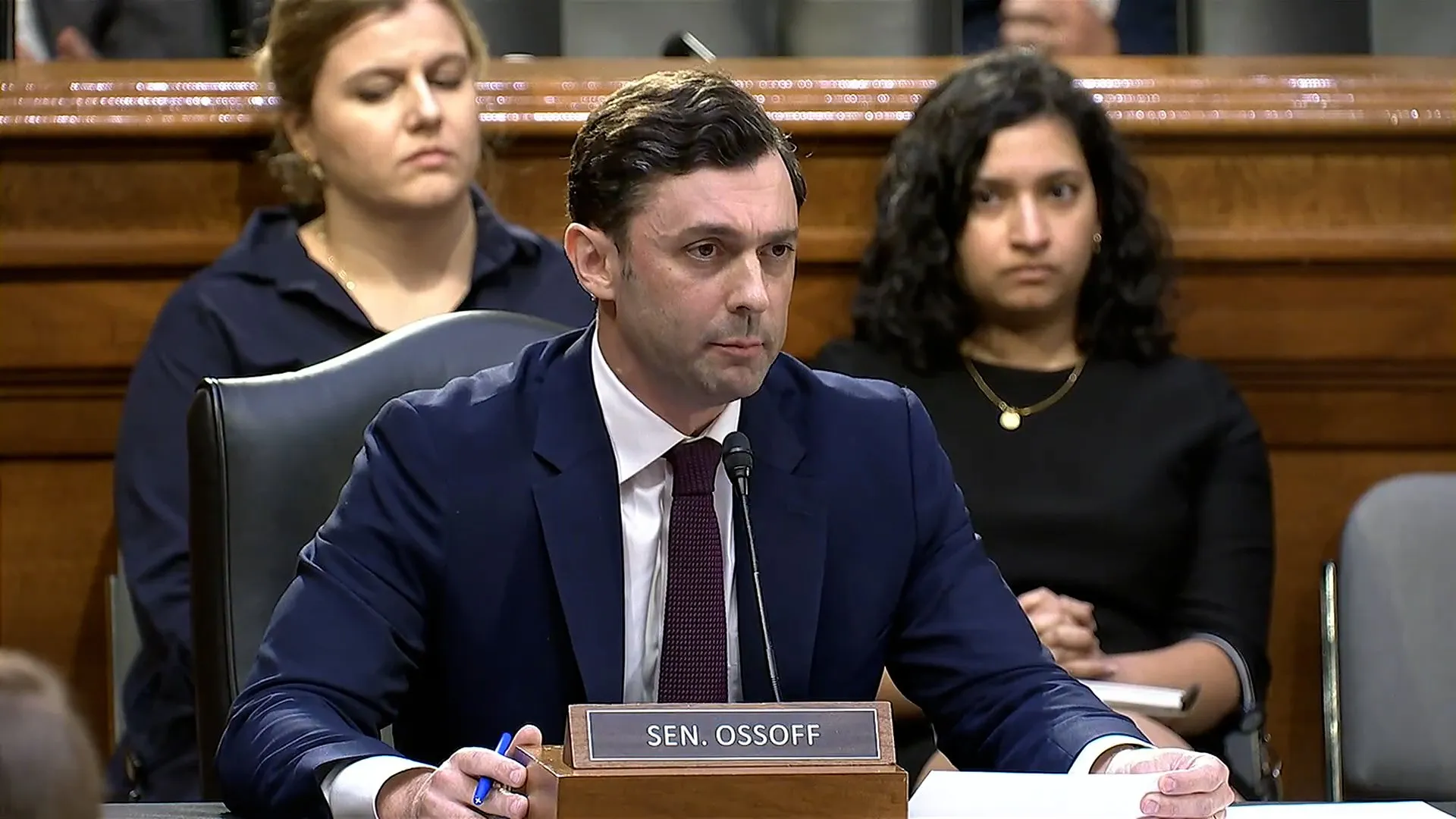 Ossoff spochybňuje Hegsetha ohľadom nákladov a trvania vojny v Iráne | Správy