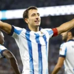Mikel Oyarzabal oslavuje gól za Real Sociedad so spoluhráčmi v zápase.