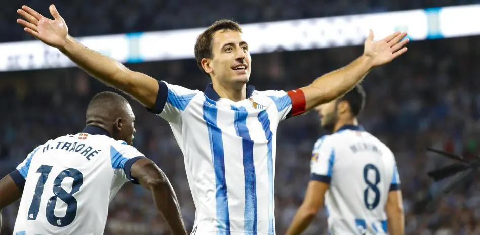 Mikel Oyarzabal oslavuje gól za Real Sociedad so spoluhráčmi v zápase.