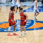 Sedrick Barefield z Blackwater Bossing a RK Ilagan počas zápasu proti Rain or Shine Elasto Painters v roku 2026 v PBA Commissioner's Cup.