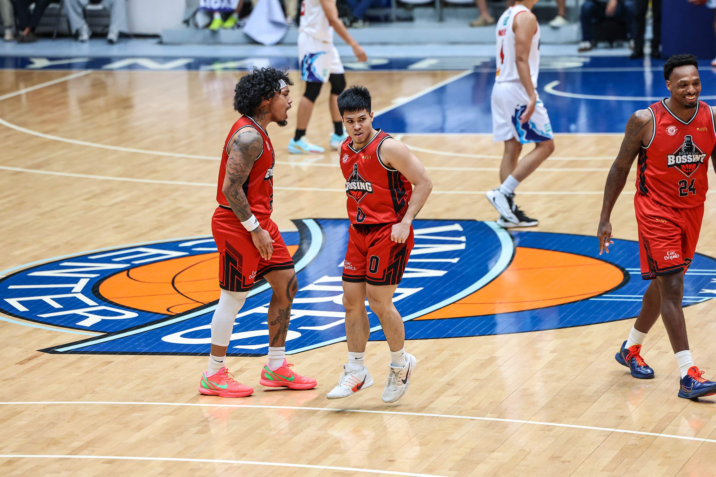 Sedrick Barefield z Blackwater Bossing a RK Ilagan počas zápasu proti Rain or Shine Elasto Painters v roku 2026 v PBA Commissioner's Cup.