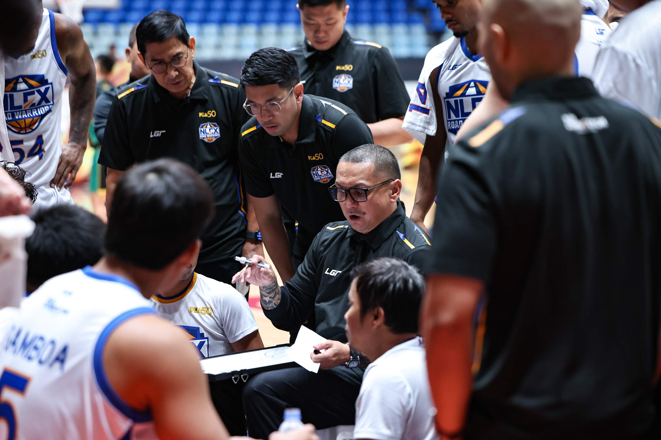 Nový hlavný tréner NLEX Jimmy Alapag počas svojho debutu v Pohári guvernérov v PBA v roku 2026.
