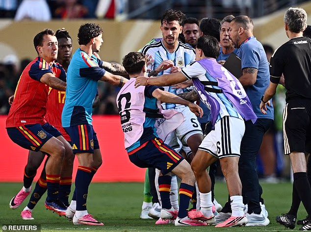 Argentína sa zahanbila tým, že po finále majstrovstiev sveta začala bitku