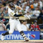 8. júla 2026; San Diego, Kalifornia, USA; San Diego Padres shortstop Xander Bogaerts (2) trafil dvojzápasový singel počas piatej zmeny proti Arizona Diamondbacks v Petco Park. Povinný kredit: David Frerker-Imagn Images