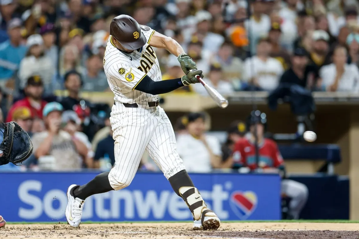 8. júla 2026; San Diego, Kalifornia, USA; San Diego Padres shortstop Xander Bogaerts (2) trafil dvojzápasový singel počas piatej zmeny proti Arizona Diamondbacks v Petco Park. Povinný kredit: David Frerker-Imagn Images