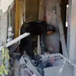 Palestínčania v Gaze prehľadávajú domy zničené izraelskými útokmi | Slučka