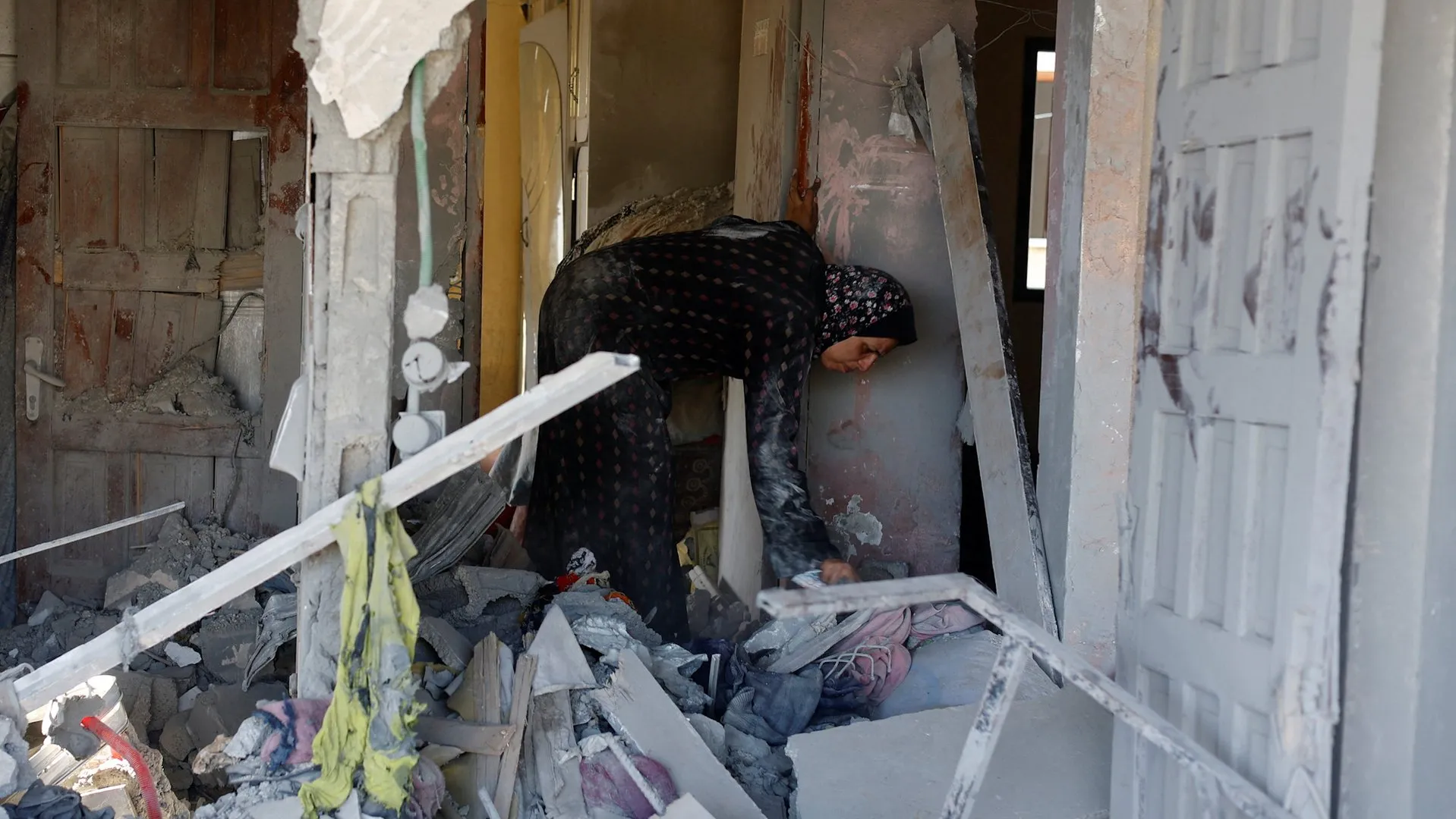 Palestínčania v Gaze prehľadávajú domy zničené izraelskými útokmi | Slučka