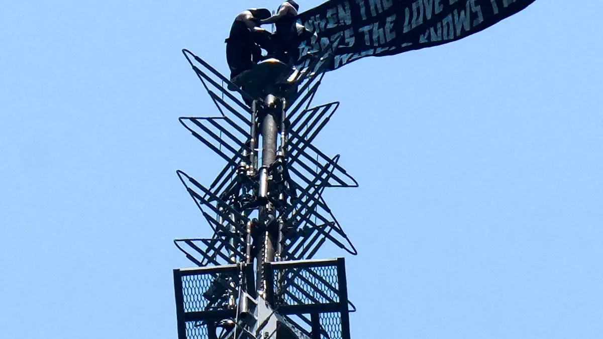 Pár zatknutý po trúfalom triku s návrhom manželstva v Empire State | Správy o protestoch