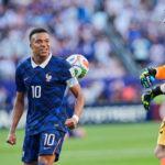Francúzska hviezda Kylian Mbappé odsúdil v pondelok paraguajskú senátorku za rasistické výroky, ktoré urobila po prehre Paraguaja s Francúzskom v osemfinále na MS.