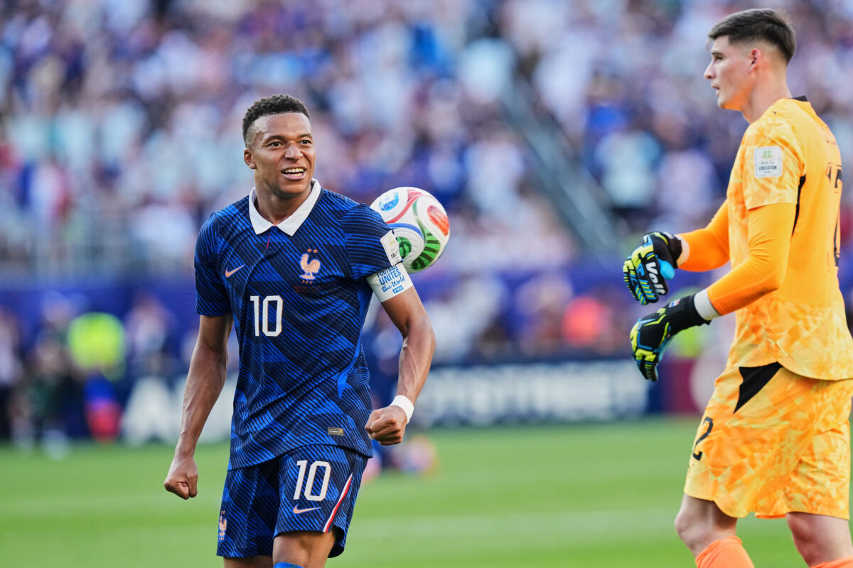 Francúzska hviezda Kylian Mbappé odsúdil v pondelok paraguajskú senátorku za rasistické výroky, ktoré urobila po prehre Paraguaja s Francúzskom v osemfinále na MS.
