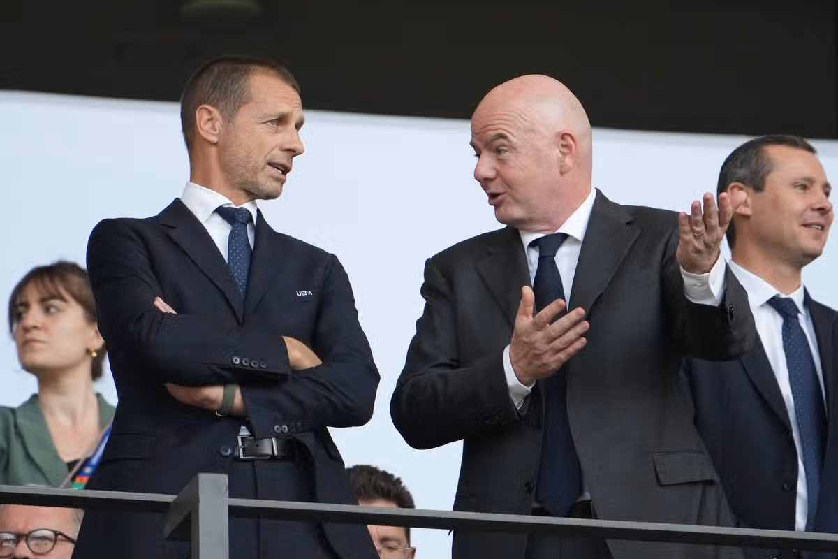 BERLÍN, NEMECKO - 29. JÚNA: Prezident UEFA Aleksander Čeferin (vľavo) a prezident FIFA Gianni Infantino sa zúčastňujú na stretnutí osemfinále UEFA EURO 2024 medzi Švajčiarskom a Talianskom na Olympiastadione 29. júna 2024 v Berlíne v Nemecku. (Foto: Masashi Hara/Getty Images)