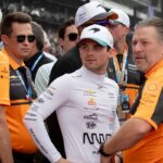 Pilot Arrow McLaren Pato O'Ward (5) rokuje so Zakom Brownom v nedeľu 24. mája 2026 pred 110. jazdou Indianapolis 500 na Indianapolis Motor Speedway.