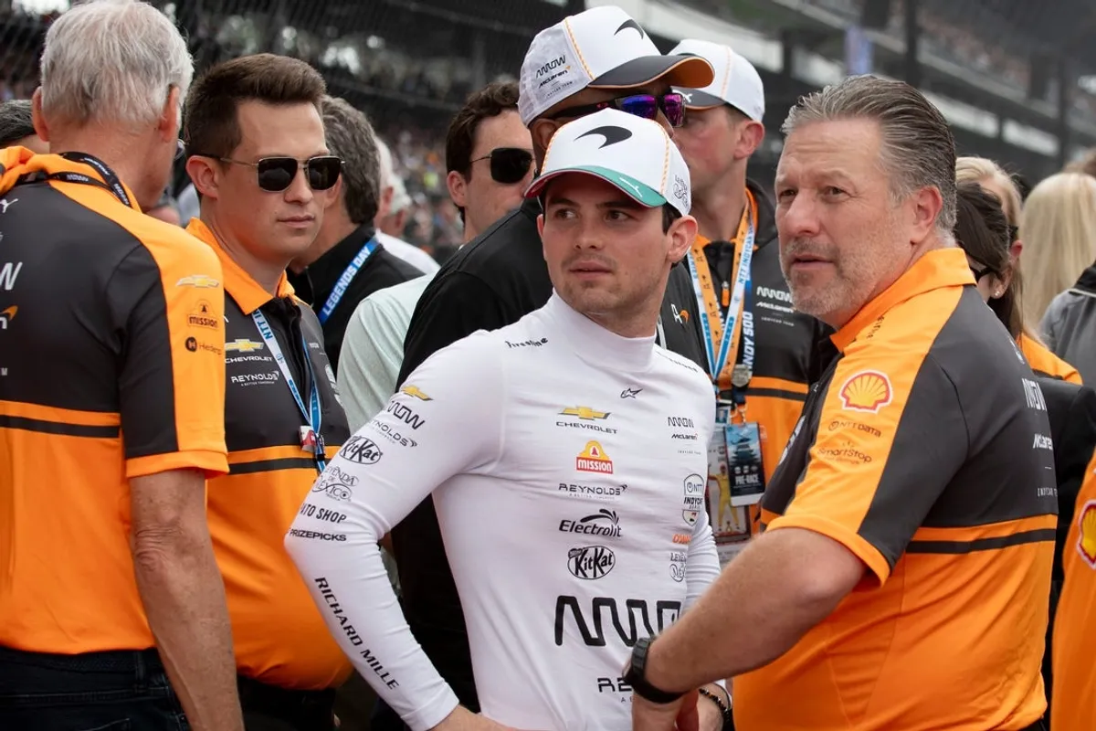 Pilot Arrow McLaren Pato O'Ward (5) rokuje so Zakom Brownom v nedeľu 24. mája 2026 pred 110. jazdou Indianapolis 500 na Indianapolis Motor Speedway.