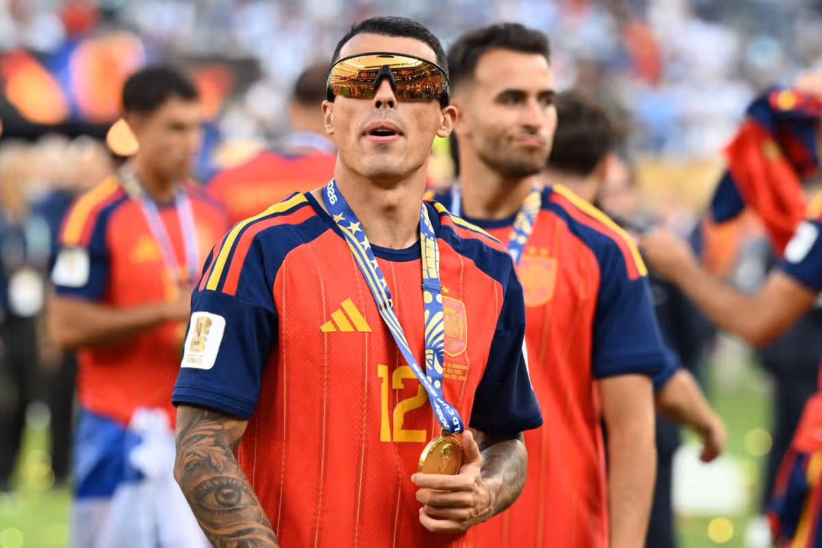Pedro Porro #12 zo Španielska oslavuje majstrov sveta po finálovom zápase FIFA World Cup 2026 medzi Španielskom a Argentínou na štadióne New York New Jersey 19. júla 2026 v East Rutherford, New Jersey