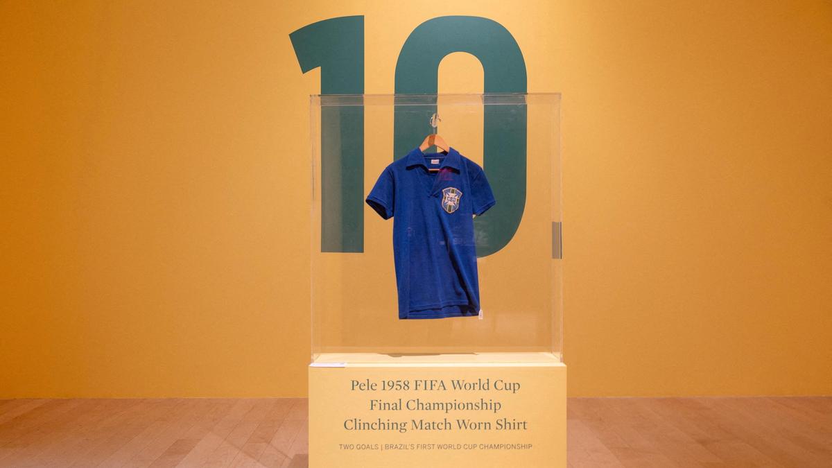 Peleho finálový dres FIFA World Cup 1958 sa predáva za 4,9 milióna USD