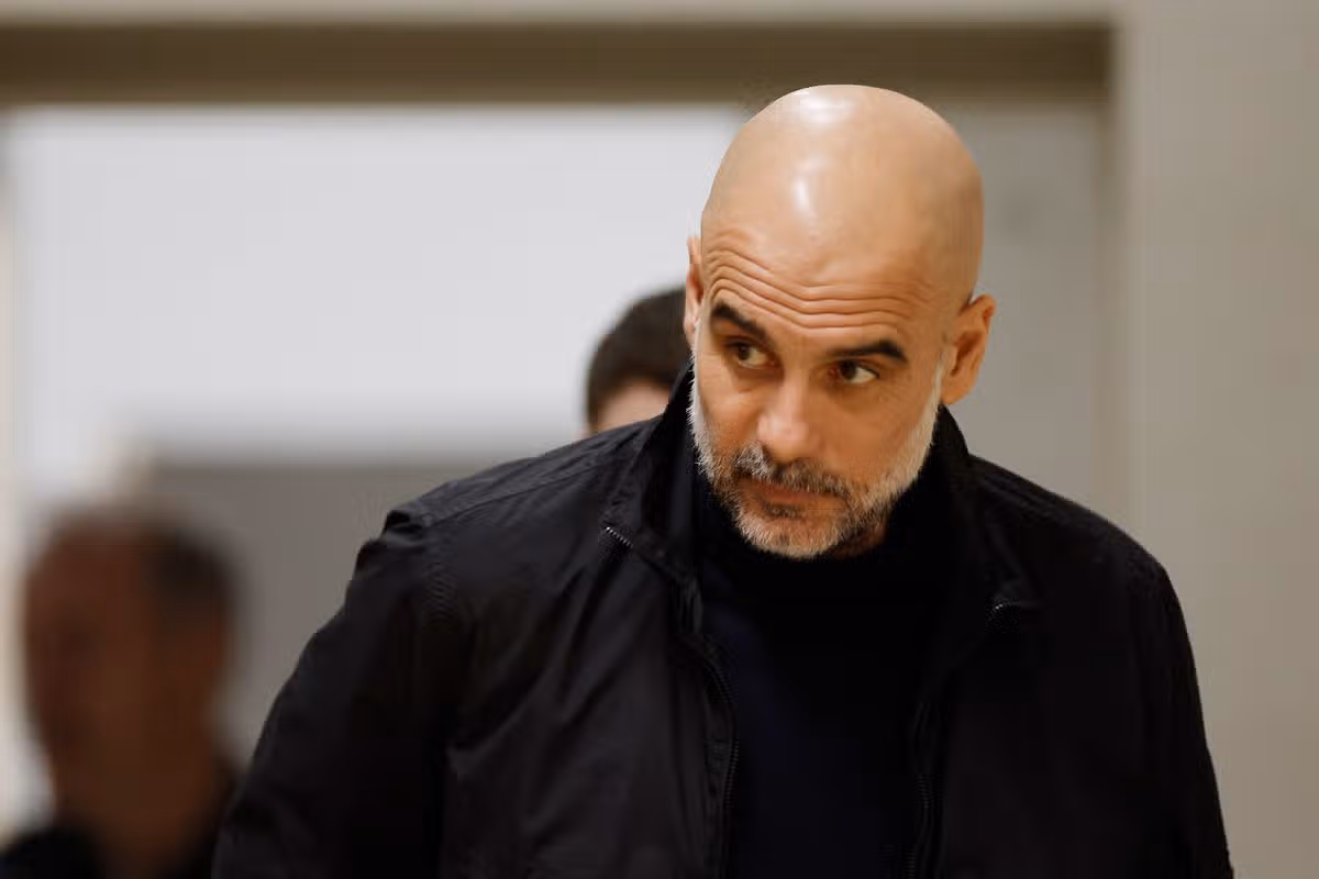 Pep Guardiola prichádza na tlačovú konferenciu Manchestru City
