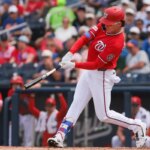 5. marca 2026; West Palm Beach, Florida, USA; Stredný hráč Washington Nationals Robert Hassell III (6) zasiahol singlom proti New York Mets počas štvrtej zmeny v CACTI Park of the Palm Beaches. Povinný kredit: Sam Navarro-Imagn Images