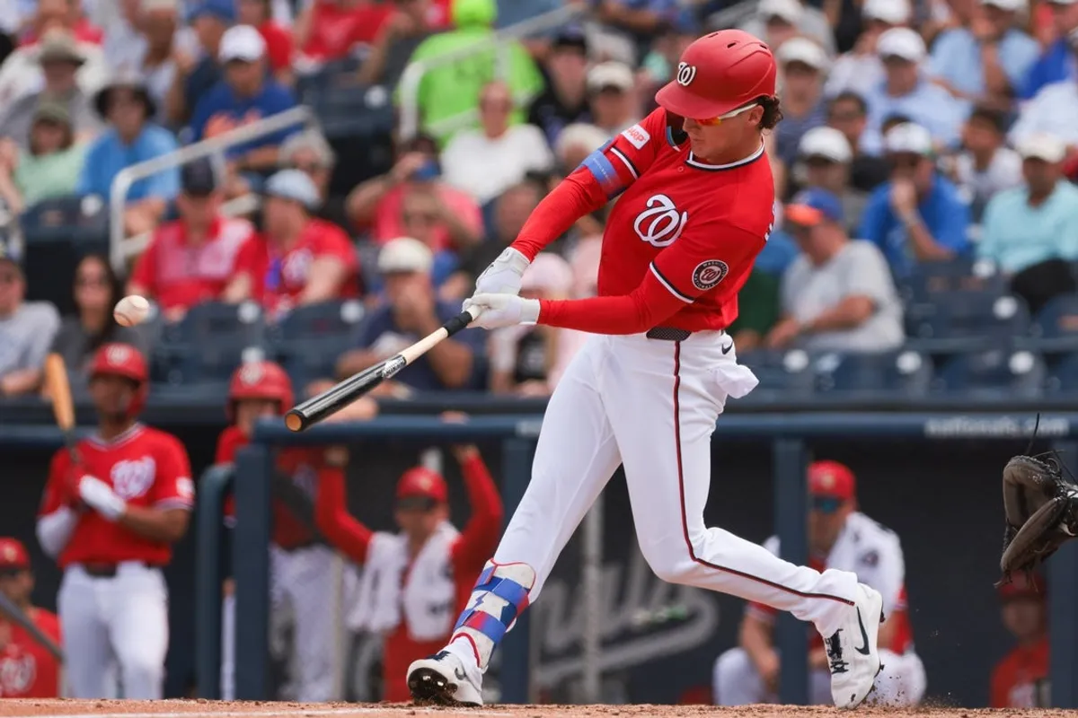 5. marca 2026; West Palm Beach, Florida, USA; Stredný hráč Washington Nationals Robert Hassell III (6) zasiahol singlom proti New York Mets počas štvrtej zmeny v CACTI Park of the Palm Beaches. Povinný kredit: Sam Navarro-Imagn Images