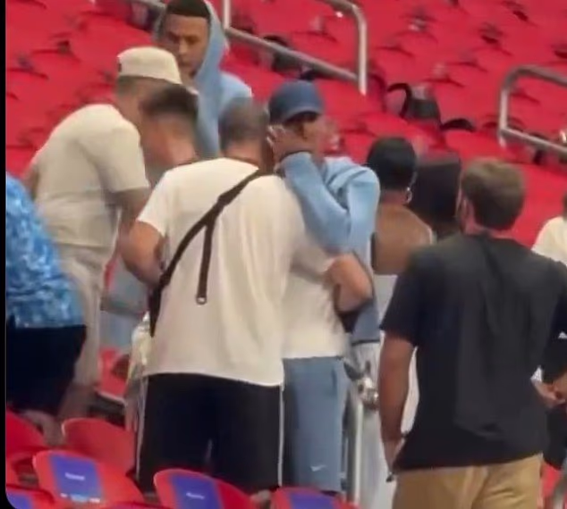 Na záberoch bolo vidieť, ako hviezda Realu Madrid objíma svojho otca Marka Bellinghama, pričom si utiera slzy