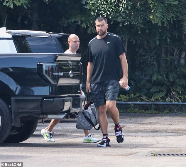Travis Kelce bol videný na Floride, keď sa túto jeseň pripravuje na ďalšiu sezónu NFL