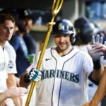 20. júla 2026; Seattle, Washington, USA; Chytač Seattle Mariners Cal Raleigh (29) oslavuje so spoluhráčmi v zemľanke po tom, čo počas siedmej smeny v T-Mobile Parku zasiahol grandslamový homerun proti Cincinnati Reds. Povinný kredit: Joe Nicholson-Imagn Images