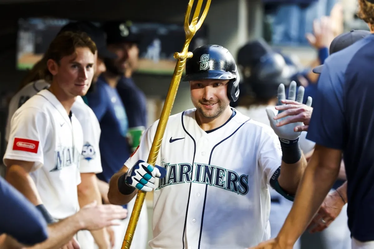20. júla 2026; Seattle, Washington, USA; Chytač Seattle Mariners Cal Raleigh (29) oslavuje so spoluhráčmi v zemľanke po tom, čo počas siedmej smeny v T-Mobile Parku zasiahol grandslamový homerun proti Cincinnati Reds. Povinný kredit: Joe Nicholson-Imagn Images