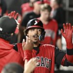 10. júla 2026; Chicago, Illinois, USA; Tretí hráč Chicaga White Sox Miguel Vargas (20) oslavuje v zemľanke po svojom homerunu počas ôsmej zmeny proti Athletics at Rate Field. Povinný kredit: Matt Marton-Imagn Images