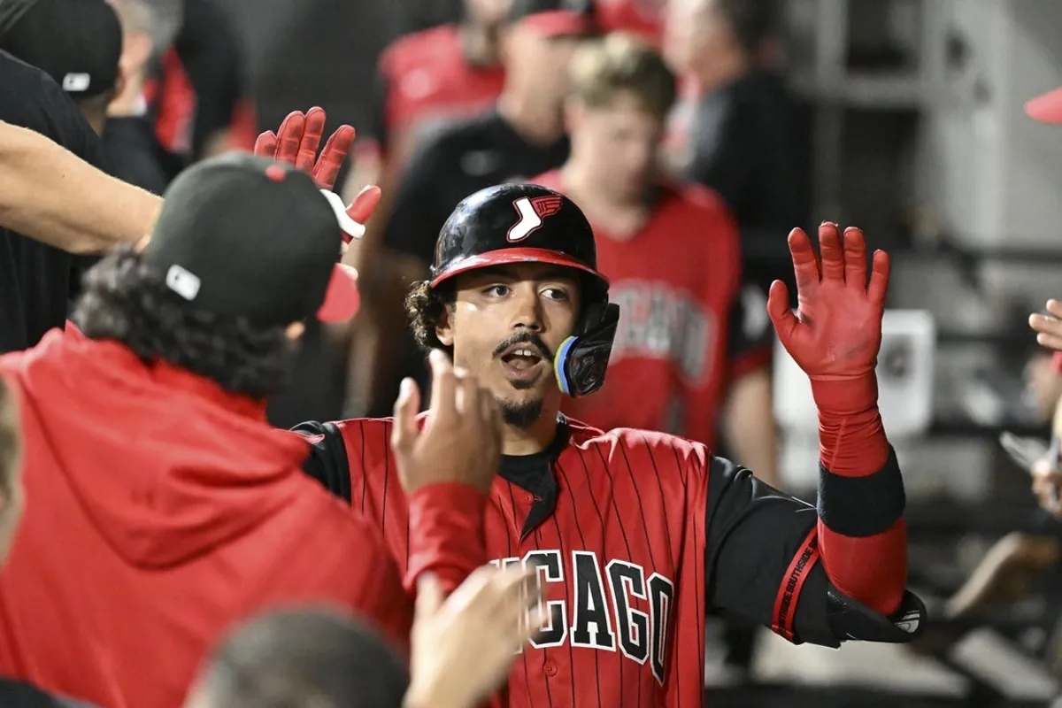 10. júla 2026; Chicago, Illinois, USA; Tretí hráč Chicaga White Sox Miguel Vargas (20) oslavuje v zemľanke po svojom homerunu počas ôsmej zmeny proti Athletics at Rate Field. Povinný kredit: Matt Marton-Imagn Images