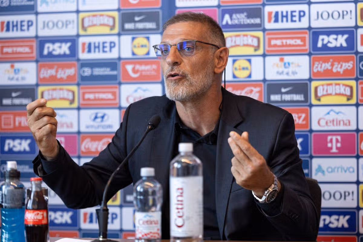 Bývalý chorvátsky medzinárodný obranca Slaven Bilič hovorí počas tlačovej konferencie po vymenovaní za hlavného trénera chorvátskej futbalovej reprezentácie v Záhrebe 13. júla 2026. Slaven Bilič, ktorý predtým trénoval Chorvátsko v rokoch 2006 až 2012, nahrádza Zlatka Daliča, ktorý rezignoval po odchode krajiny z MS. 57-ročný hráč, ktorý trénoval aj anglické kluby West Ham, West Bromwich Albion a Watford, bol