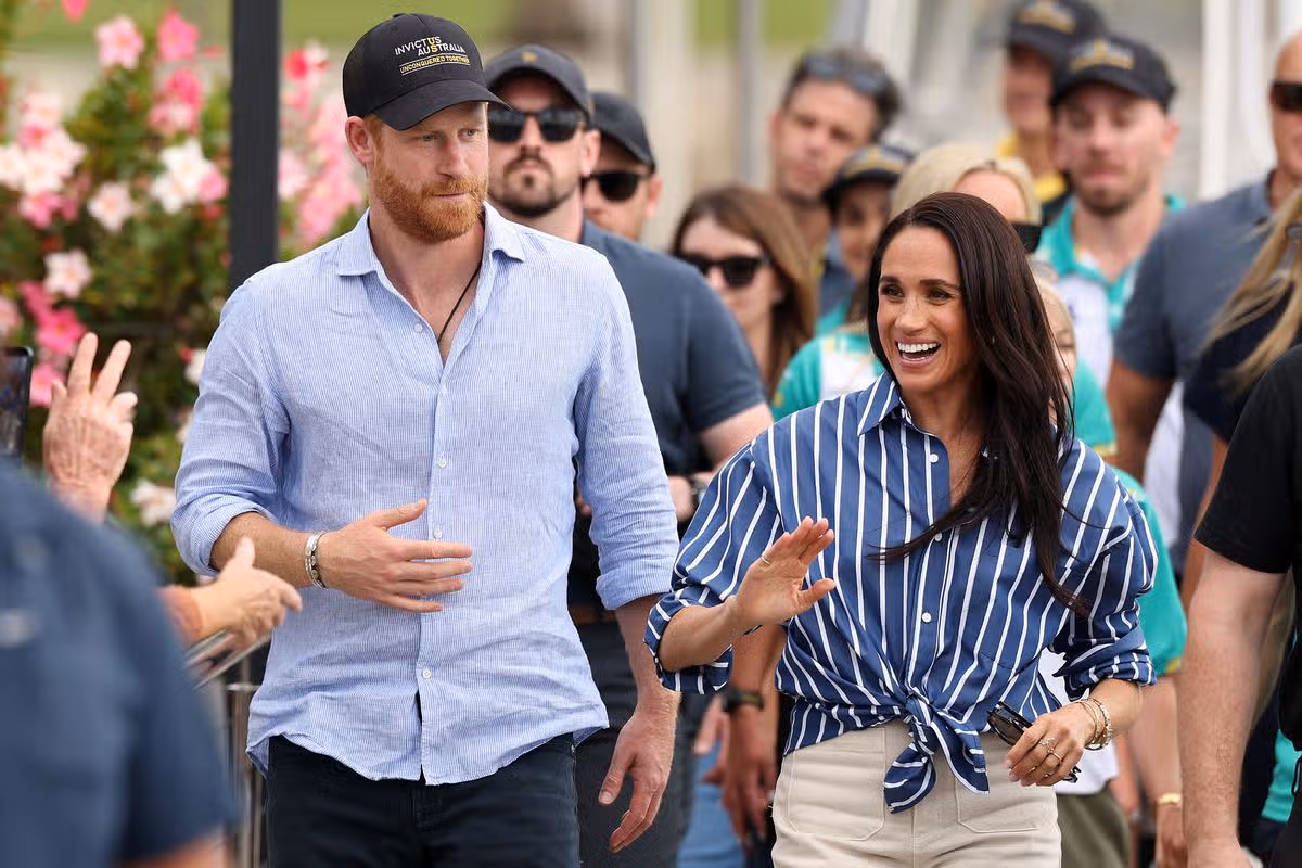 Princ Harry, vojvoda zo Sussexu a Meghan, vojvodkyňa zo Sussexu, pozdravujú verejnosť v Cruising Yacht Club of Australia 17. apríla 2026 v Sydney v Austrálii. Vojvoda a vojvodkyňa zo Sussexu sú na štvordňovej návšteve Austrálie so zásnubami v Melbourne, Canberre a Sydney.