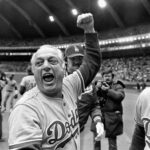 Manažér Dodgers Tommy Lasorda oslavuje po tom, čo Dodgers porazili Montreal Expos a získali vlajku NL v roku 1981.