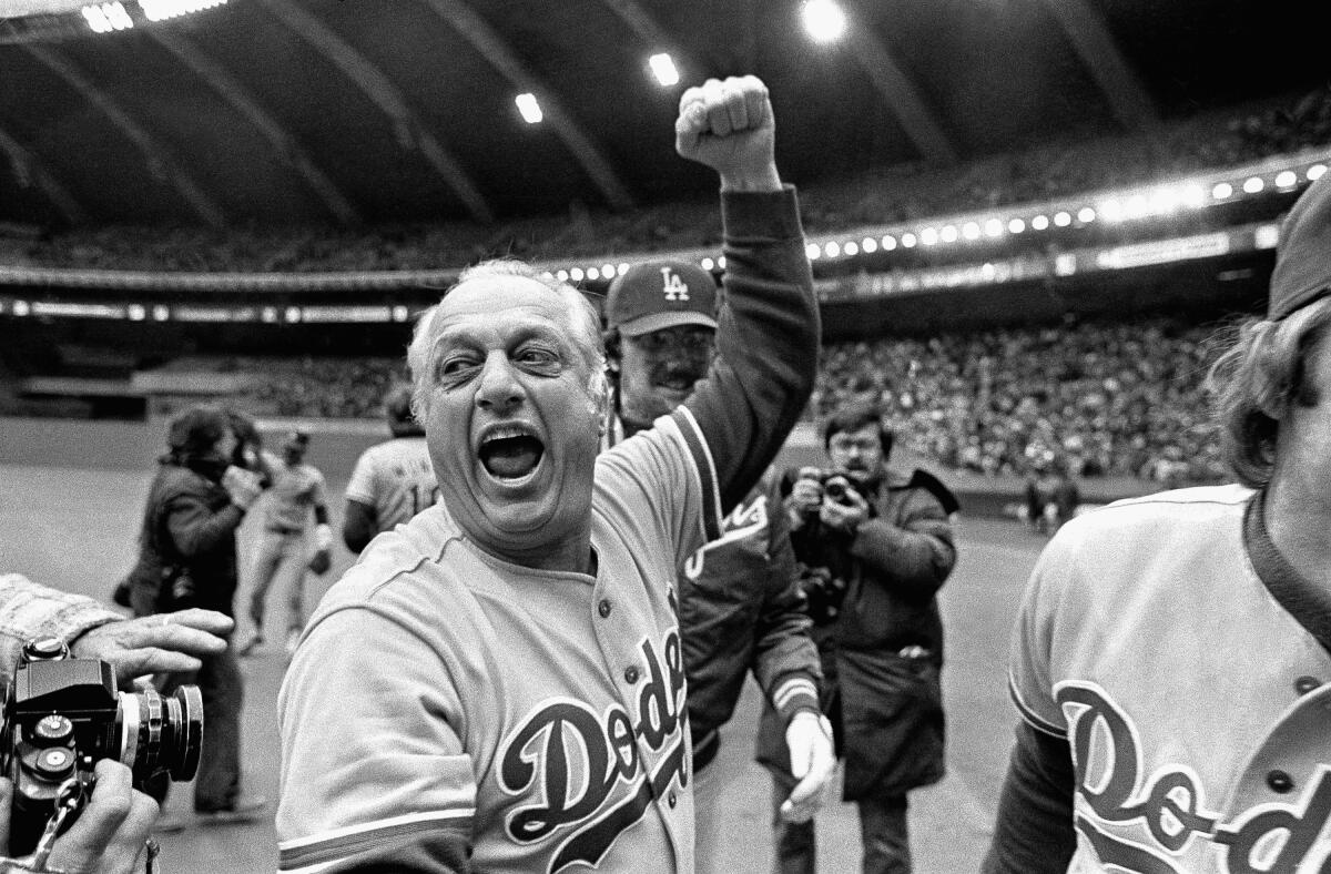 Manažér Dodgers Tommy Lasorda oslavuje po tom, čo Dodgers porazili Montreal Expos a získali vlajku NL v roku 1981.