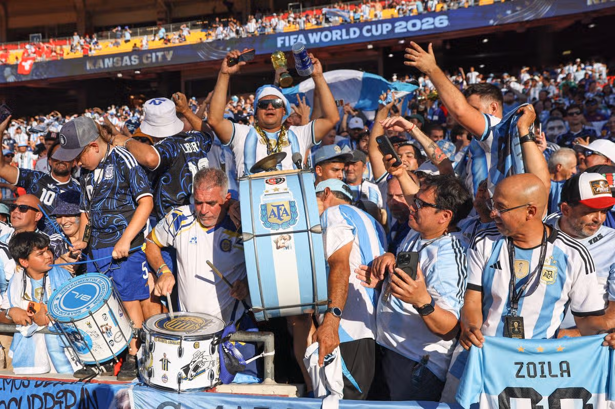 KANSAS CITY, MO – 11. júla: Argentínski fanúšikovia hrajú na bubny pred štvrťfinálovým zápasom majstrovstiev sveta vo futbale 2026 medzi Argentínou a Švajčiarskom 11. júla 2026 na štadióne Kansas City v Kansas City, MO. (Foto: Scott Winters/Icon Sportswire cez Getty Images)