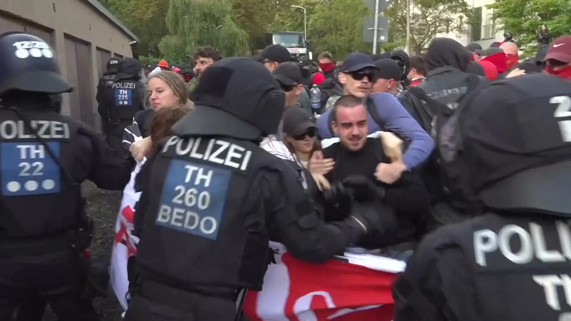 Polícia sa stretla s demonštrantmi pred stretnutím AfD | politika