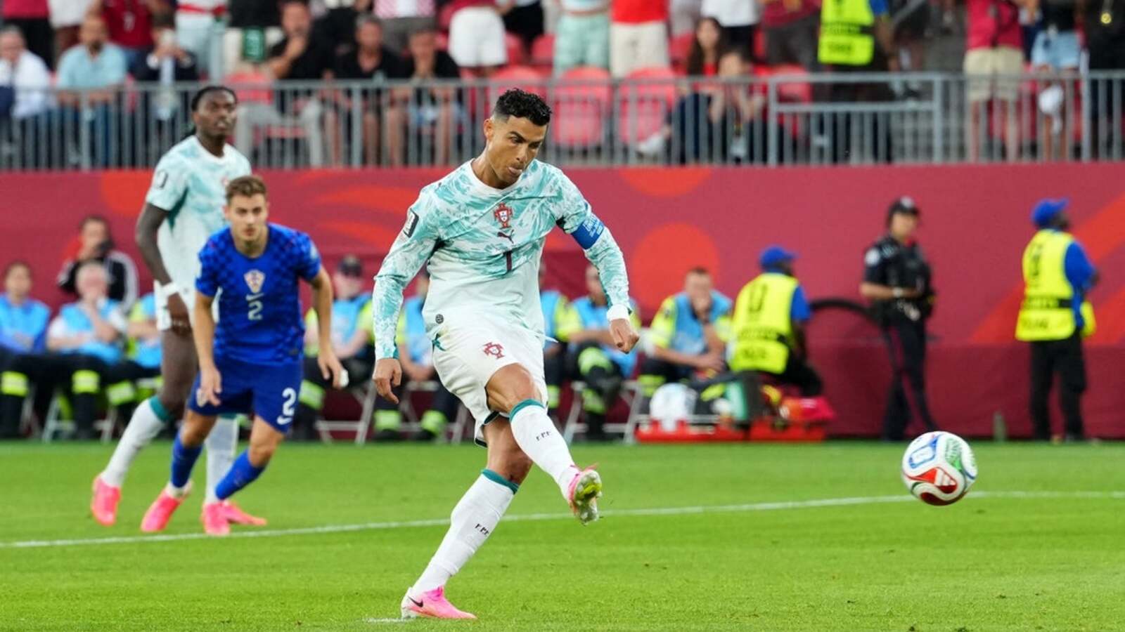 Portugalsko skórovalo neskorým víťazom, potom bol vyrovnaný gól Chorvátska odmávnutý
